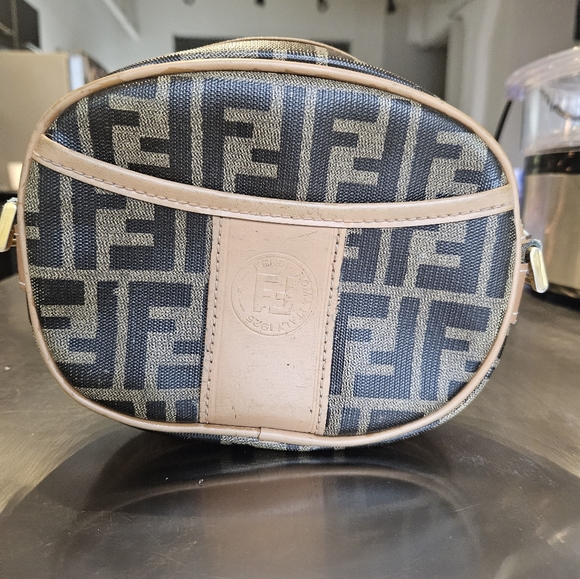 Authentic FENDI crossbody bag - Picture 1 of 8